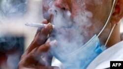 ڈبلیو ایچ او کی تازہ رپورٹ کے مطابق دنیا بھر میں 2020 میں ایک ارب 30 کروڑ افراد تمباکو نوشی کے عادی تھے جب کہ اس سے دو برس قبل تک یہ تعداد ایک ارب 32 کروڑ تھی۔ (فائل فوٹو)
