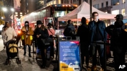 ვაქცინაციის რიგი ნიუ-იორკში. 2 დეკემბერი, 2021