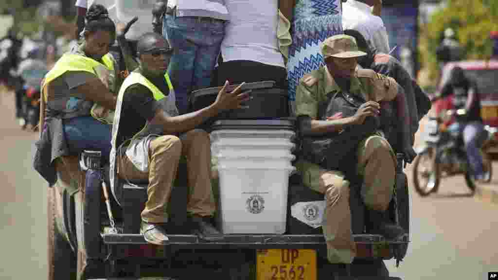 Les agents électoraux et policiers repartent avec des urnes vides après le vote le 18 février 2016.