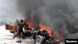 Wani dan sanda a kusa da wata da ta fashe a kusa da fadar shugaban kasa a Somalia. 