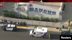 Suasana di sekitar lokasi penembakan, SMA Saugus di Santa Clarita, California, AS, 14 November 2019. (Foto: videograb/NBCLA).
