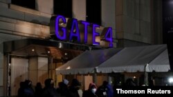 미국 뉴욕주가 24시간 신종 코로나바이러스 백신 접종 센터를 설치한 프로야구 양키스타디움 입구에 4일 백신을 맞으려는 주민들이 줄 서 있다.