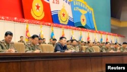 조선인민군 4차 중대장·정치지도원대회가 지난달 평양에서 열린 가운데, 김정은 국방위원회 제1위원장(가운데)이 발언하고 있다. (자료사진)