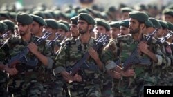 Pasukan pengawal revolusi Iran dalam sebuah parade di Teheran (foto: ilustrasi). Iran mengklaim menangkap 17 mata-mata Amerika. 