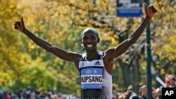 Wilson Kipsang célébrant sa victoire dimanche à New York (Reuters)