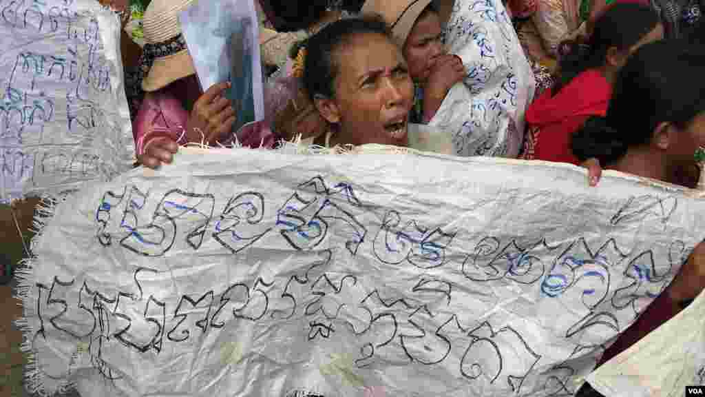 អ្នកស្រី ​អ៊ិន ធូ វ័យ​៤៧​ ឆ្នាំ​ តំណាងពលរដ្ឋ​ ដឹកនាំការតវ៉ា​នៅក្រសួង​រៀបចំ​ដែន​ដី​​ អំពាវនាវ​រក​ដំណោះ​ស្រាយ​ចំពោះ​ទំនាស់​ដីធ្លី​រ៉ាំរ៉ៃ​ជាមួយ​ក្រុមហ៊ុន​ Heng Huy Agriculture Group ក្នុង​ស្រុក​ស្រែ​អំបិល​ ខេត្តកោះកុង ភ្នំពេញ ​ថ្ងៃ​ទី​២២ ខែ​សីហា​ ឆ្នាំ​២០១៩