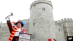 Nezvanični glasnik saopštava vest o rođenju sina britanskog princa Harija i njegove supruge Megan, ispred Vindzorskog zamka (Foto: AP/Alastair Grant)