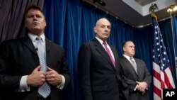 រដ្ឋមន្រ្តី​សន្តិសុខមាតុភូមិ​លោក John Kelly (កណ្តាល)​រួម​ជាមួយ​លោក​នាយកស្តីទី​ផ្នែក​អន្តោប្រវេសន៍និង​ការ​ពង្រឹង​គយ​ Thomas Homan (ស្តាំ) និងសមាជិក​​សន្តិសុខម្នាក់ចូលរួម​ក្នុង​សន្និសីទកាសែត​ការការពារ​ព្រំដែន​និង​គយ។