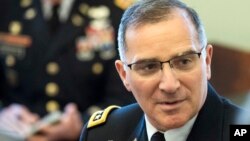 Komandan Tertinggi Sekutu NATO di Eropa (SACEUR) Jendral AS Curtis Scaparrotti menyimak selama pertemuan dengan Presiden Lithuania, Dalia Grybauskaite, di Istana Presiden di Vilnius, Lithuania, Kamis, 16 Maret 2017 (foto: AP Photo/Mindaugas Kulbis)