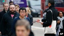 Seorang pendukung keluarnya Inggris dari Uni Eropa ("Brexit") membagikan leaflet permintaan dukungan terhadap Brexit di London (foto: dok).