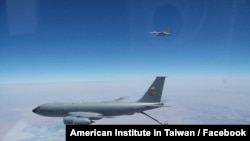 미국 애리조나주 루크 공군기지에서 타이완 조종사가 탑승한 F-16 전투기가 미 공군기와 공중급유훈련을 하는 사진을 지난 8월 미국재타이완협회(AIT)가 페이스북에 공개했다.