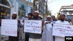 Warga Muslim India melakukan aksi protes sebagai solidaritas, menuntut hukuman berat bagi pelaku serangan dan perkosaan atas sekolah misionaris di Ranaghat, India (VOA/Azizur Rahman)