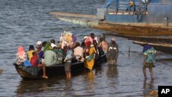 Les passagers à bord d'un bateau de banlieue, sur le fleuve Niger, à Ségou, au centre du Mali, le 15 janvier 2013. (AP Photo/Harouna Traoré)