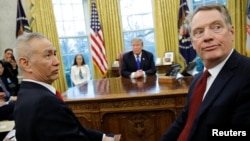 中国副总理刘鹤与美国贸易代表莱特希泽在白宫椭圆形办公室与美国总统特朗普会面。（2019年2月22日）