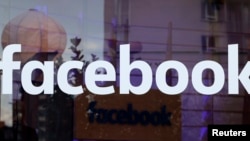 Logo Facebook ditampilkan dalam acara tur media di Berlin, Jerman (24/2). (Reuters/Fabrizio Bensch)
