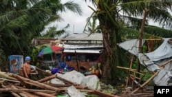 Sebuah rumah terlihat hancur akibat hantaman badai Phanfone di Tacloban, provinsi Leyte Filipina tengah, 25 Desember 2019. 