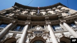 资料：意大利米兰“裕信银行”（UniCredit）2019年8月2日外景。（美联社照片）