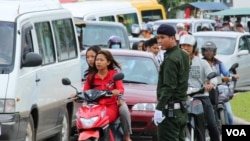 រូបឯកសារ៖ អាជ្ញាធរ​កំពុង​ជួយ​សម្រួល​ចរាចរណ៍​ ដល់​ប្រជាពលរដ្ឋ​កម្ពុជា​ដែល​ធ្វើដំណើរ​ទៅកាន់​ស្រុក​កំណើត​​ ដើម្បី​ប្រារព្ធពិធី​បុណ្យ​ភ្ជុំបិណ្ឌ​ ក្នុងរាជធានី​ភ្នំពេញ​ កាល​ពីថ្ងៃ​ទី​៣០ ខែកញ្ញា​ ឆ្នាំ​២០១៦​។​ (ហ៊ាន សុជាតា​/ VOA)