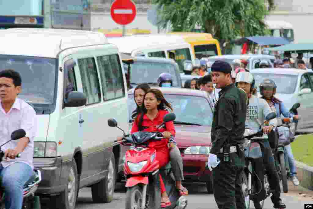 អាជ្ញាធរ​កំពុង​ជួយ​សម្រួល​ចរាចរណ៍​ ដល់​ប្រជាពលរដ្ឋ​កម្ពុជា​ដែល​ធ្វើដំណើរ​ទៅកាន់​ស្រុក​កំណើត​​ ដើម្បី​ប្រារព្ធពិធី​បុណ្យ​ភ្ជុំបិណ្ឌ​ ក្នុងរាជធានី​ភ្នំពេញ​ កាល​ពីថ្ងៃ​ទី​៣០ ខែកញ្ញា​ ឆ្នាំ​២០១៦​។​ (ហ៊ាន សុជាតា​/ VOA)&nbsp;