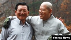 9일 오후 금강산호텔에서 열린 남북종교인 모임을 마친 뒤 금강산 계곡을 오른 남측 한국종교인평화회의 대표회장 자승 조계종 총무원장(오른쪽)과 북측 조선종교인협의회 강지영 협회장이 어깨동무를 하며 활짝 웃고 있다.