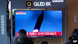 2일 한국 서울역에 설치된 TV에서 북한 탄도미사일 발사 관련 보도가 나오고 있다.