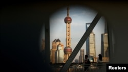 从上海一座桥上眺望浦东金融区。（2024年9月27日）