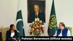 Milliy xavfsizlik bo'yicha AQSh Davlat maslahatchisi Syuzan Rays (chapda) Pokiston Bosh vaziri Navoz Sharif bilan, Islomobod, 30-avgust, 2015-yil.