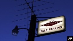 Une panneau de stationnement montrant une soucoupe volante au Little A'Le'Inn proche de la Zone 51 à Rachel, Nevada, le 10 avril 2002.