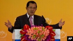 រូបឯកសារ៖​ លោក​នាយករដ្ឋមន្ត្រី ហ៊ុន សែន ថ្លែង​នៅក្នុង​សន្និសីទ​សន្តិសុខ​ Xiangshan Forum លើក​ទី​៦ ទៅ​កាន់​អ្នក​វិភាគ មេដឹកនាំ​យោធាន​និង​មេដឹកនាំ​ផ្សេង​ទៀត​​ពី​ទូទាំង​ពិភពលោក​ដែល​ពិភាក្សា​គ្នា​អំពី​សន្តិសុខ​នៅ​តំបន់​អាស៊ី​ប៉ាស៊ីហ្វិក នៅ​ទី​ក្រុង​ប៉េកាំង កាល​ពី​ថ្ងៃ​សុក្រ​ទី​១៦ ខែ​តុលា ឆ្នាំ​២០១៥។ (AP Photo/Ng Han Guan)