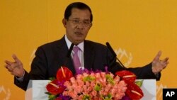 រូបឯកសារ៖ លោក​នាយករដ្ឋមន្ត្រី ហ៊ុន សែន ថ្លែង​នៅក្នុង​សន្និសីទ​សន្តិសុខ​ Xiangshan Forum លើក​ទី​៦ ទៅ​កាន់​អ្នក​វិភាគ មេដឹកនាំ​យោធាន​និង​មេដឹកនាំ​ផ្សេង​ទៀត​​ពី​ទូទាំង​ពិភពលោក​ដែល​ពិភាក្សា​គ្នា​អំពី​សន្តិសុខ​នៅ​តំបន់​អាស៊ី​ប៉ាស៊ីហ្វិក នៅ​ទី​ក្រុង​ប៉េកាំង កាល​ពី​ថ្ងៃ​សុក្រ​ទី​១៦ ខែ​តុលា ឆ្នាំ​២០១៥។ (AP Photo/Ng Han Guan)