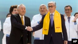 Qozog'istonda omma uzoq yillik lider Nursulton Nazarboyev siyosatdan ketishini, shuningdek, Prezident Qosim-Jo'mart To'qayev ham iste'fo berishini talab qilmoqda 