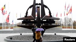 Statua ispred NATO sedišta u Briselu, Belgija.