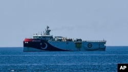 Kapal penelitian Oruc Reis, terlihat dari pantai Mediterania dekat kota Antalya, Turki, Rabu, 22 Juli 2020. (Semih Ersozler / DHA via AP)