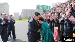 북한 김정은 노동당 위원장이 7차 당 대회 참가자들과 기념사진을 촬영하며 격려했다고 관영 조선중앙통신이 13일 전했다.