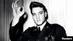 Penyanyi Elvis Presley difoto pada tahun 1958 mengenakan seragam Angkatan Darat AS. Elvis meninggal dunia 35 tahun lalu.