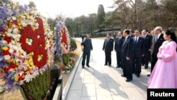 지난해 4월 북한의 김일성 주석 생일인 '태양절'에 노동당 관리들이 만경대를 방문했다.