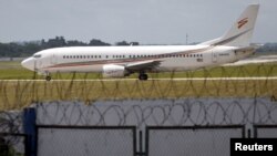 A charter airplane from the U.S. waits to depart on the runway of the Jose Marti International Airport in Havana, Sept. 18, 2015.