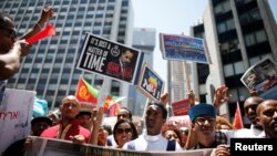 Plusieurs centaines de demandeurs d'asile érythréens en Israël ont manifesté en tenant des pancartes pour soutenir le nouveau rapport de l'ONU sur l'Erythrée sur les crimes comis par les belligerents du pays, Israël, le 21 juin 2016 