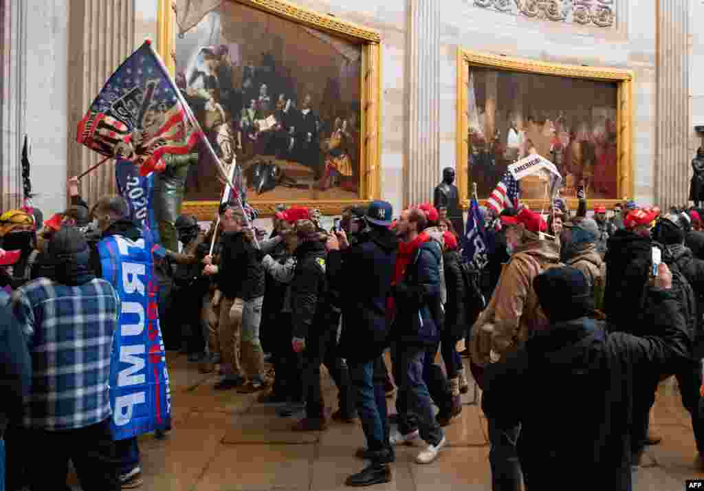 Les partisans de la manifestation du président américain Donald Trump dans la rotonde du Capitole américain le 6 janvier 2021 à Washington, DC. (Photo par SAUL LOEB / AFP)