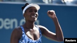 Petenis AS Venus Williams (peringkat 19) setelah mengalahkan petenis Jepang Kimiko Date- Krumm pada hari pertama turnamen AS Terbuka. (Reuters/USA Today/Robert Deutshc)