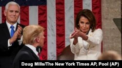 Predsedavajuća Predstavničkog doma Nensi Pelosi aplaudira predsedniku SAD Donaldu Trampu tokom govora o stanju nacije, 5. februara 2019. (Foto: AP/Doug Mills/The New York Times)