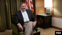 Menteri Pertahanan Amerika Serikat Leon Panetta dalam sebuah wawancara dengan VOA baru-baru ini. (Foto: Dok)