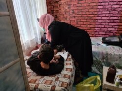 Nurse Reem Srour treats five to eight patients who may not otherwise receive health care every day in Istanbul, May 28, 2020. (Heather Murdock/VOA)