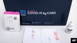 美国雅培公司2020年8月提供的图像展示该公司的BinaxNOW鼻拭子新冠病毒快速检测试剂盒。