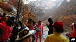 지난 2018년 10월 관광객들이 북한 금강산을 방문했다. (자료사진)