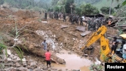 Regu penyelamat dari militer Sri Lanka ikut bergabung dalam operasi penyelamatan korban bencana tanah longsor di perkebunan teh Koslanda, Badulla (29/10).