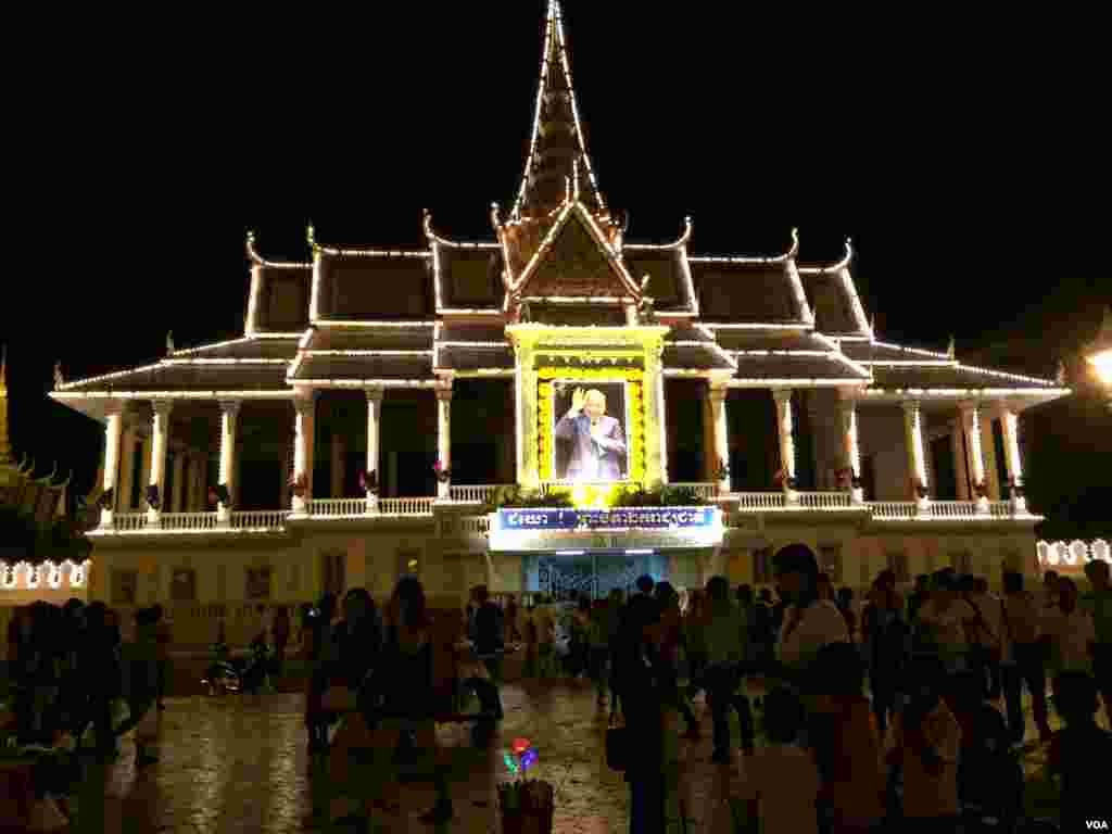 ទិដ្ឋភាព​នៅ​មុខ​ព្របរមរាជវាំង​នៅ​ថ្ងៃ​​ចុង​ក្រោយ​នៃ​ពិធី​បុណ្យអំុទូក​ កាល​ពី​ថ្ងៃ​ទី​២៦ ខែ​វិច្ឆិកា ឆ្នាំ​២០១៥។ (ផន បុប្ផា/VOA)