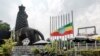Vue de la place devant le théâtre national d'Éthiopie où le drapeau national est à moitié abaissé, Addis-Abeba, le 24 juin 2019. (Photo by EDUARDO SOTERAS / AFP)