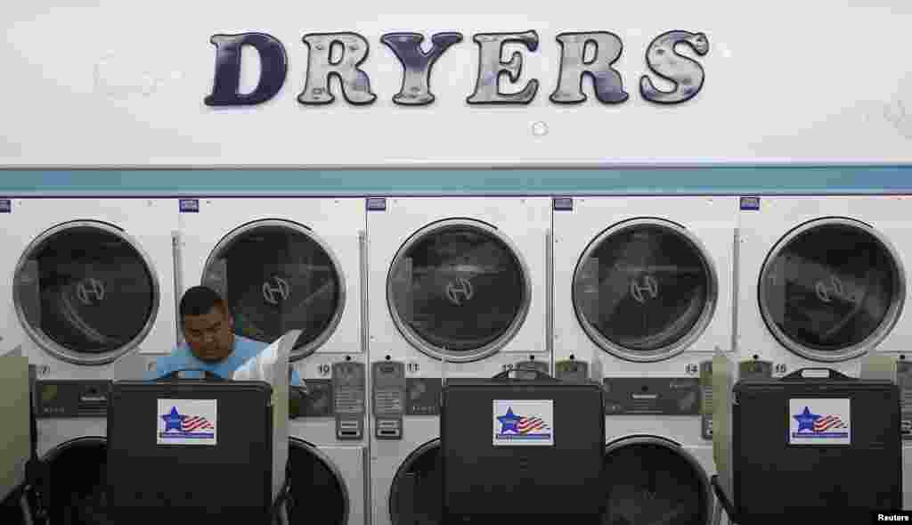 A voter casts his ballot at Su Nueva Lavanderia in Chicago, Illinois.