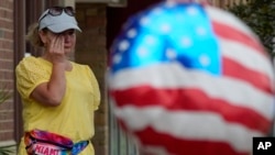 Žena briše suze nakon masovne pucnjave na paradi povodom Dana nezavisnosti u kojoj je poginulo sedam ljudi i desetine ranjeno, u predgrađu Čikaga Hajlend Park, 4. jula 2022. (Foto: AP/Nam Y. Huh)